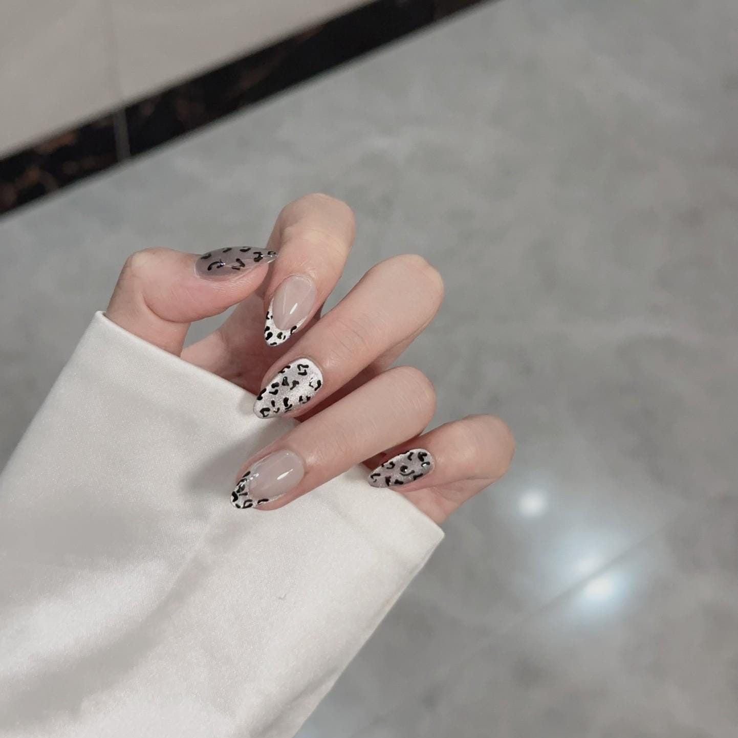 Luxury silver cat eye leopard print handmade nails press on nails short almond gentle nails fake nails