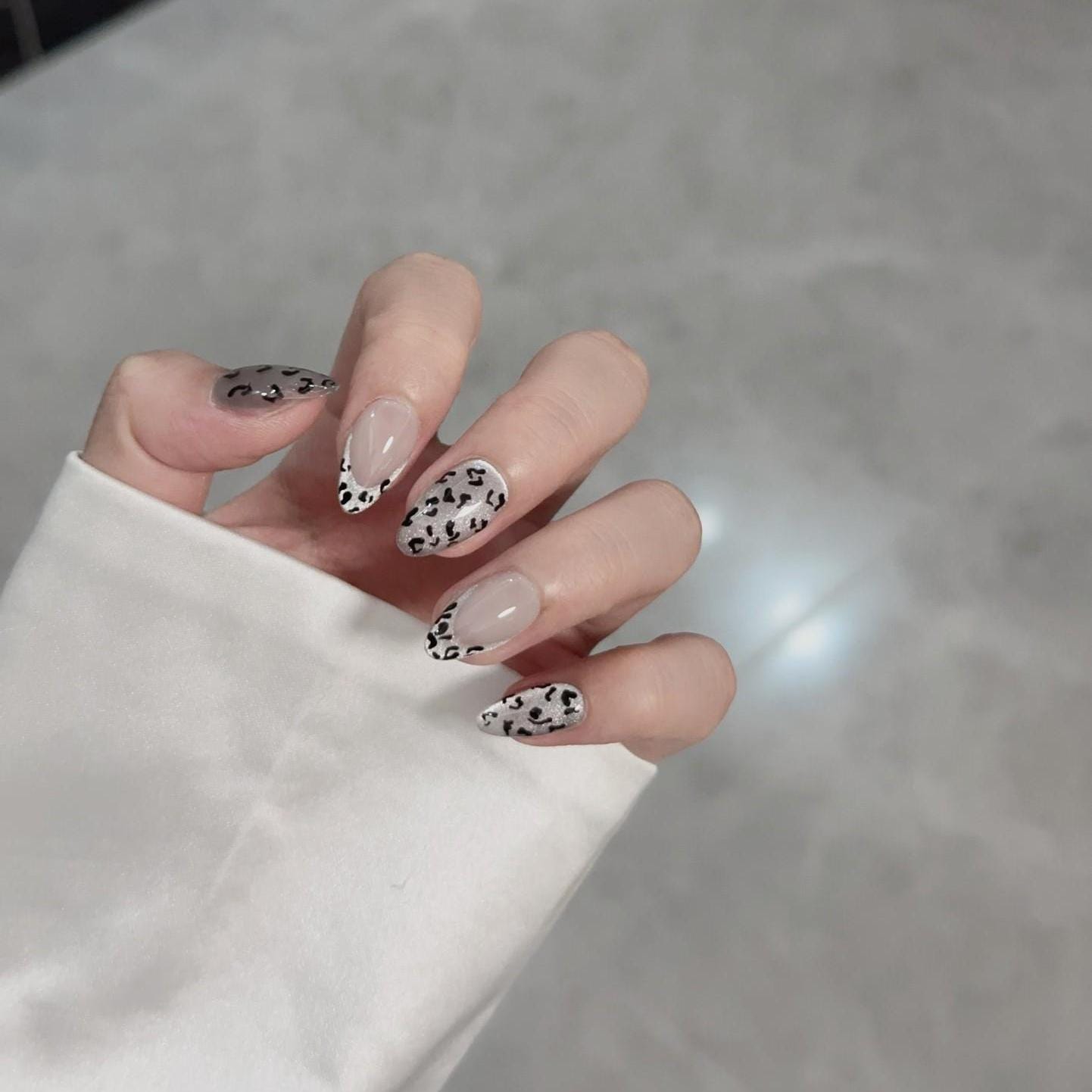 Luxury silver cat eye leopard print handmade nails press on nails short almond gentle nails fake nails